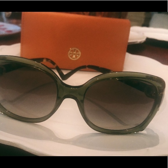Tory Burch Accessories - Tory Burch Green Sunglasses 🐆